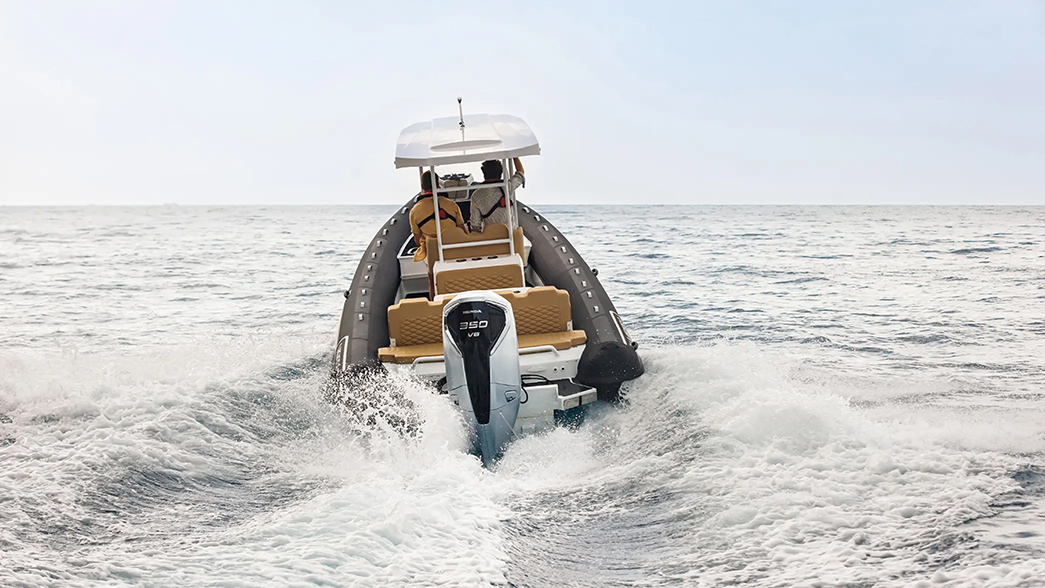 Navegando con embarcación semirrígida equipada con motor fueraborda Honda BF350